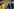 Enteignung-Geist auf einem gebastelten Alpaka in Gelb und Lila mit einem Plakat "Enteignen" vor dem Roten Rathaus. Demonstrant*innen unterschiedlichsten Alters sind unterwegs