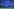 Die Schiedsrichterin beseitigt einen Rauchtopf, der das Stadion in blauem Nebel hüllt vom Spielfeld
