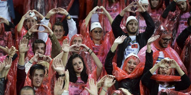Albaner zeigen Herzen