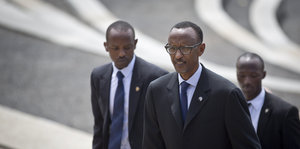 Paul Kagame mit Sicherheitsleuten