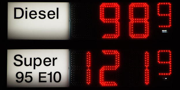 Anzeigentafel: Liter Diesel 99 Cent, Liter Super 122 Cent