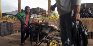 Ein Junge beim Verkaufen von Obst und Gemüse in Bengasi