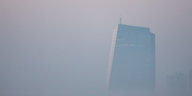 Das Gebäude der EZB im Nebel