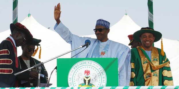 Präsident Muhammadu Buhari winkt