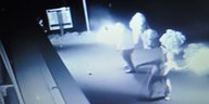 Überwachungskamera-Aufnahmen, die zeigen, wie Unbekannte Molotowcocktails in ein Gebäude warfen.