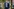 Jens Spahn geht im blauen Anzug mit Krawatte durch eine Tür