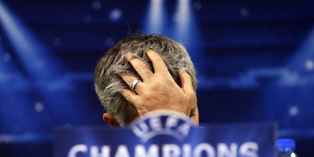 José Mourinho gesichtspalmiert sich bei einer Pressekonferenz
