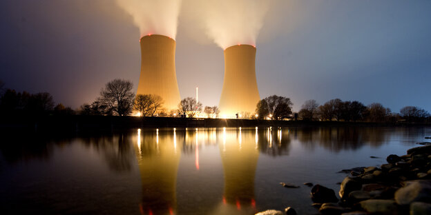 Zwei Türme eines Atomkraftwerkes, die angeleuchtet sind