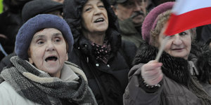 Ältere Damen mit Polenflagge bei einer Pro-Regierungs-Demo in Warschau