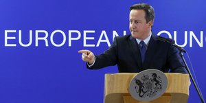 David Cameron spricht beim EU-Gipfel mit ausgestrecktem Zeigefinger