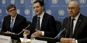 Britischer Finanzminister Osborne zwischen dem französischen Finanzminster Sapin und dem US-Kollegen Lew