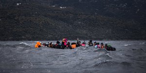 Flüchtlinge in einem Schlauchboot vor der griechischen Insel Lesbos