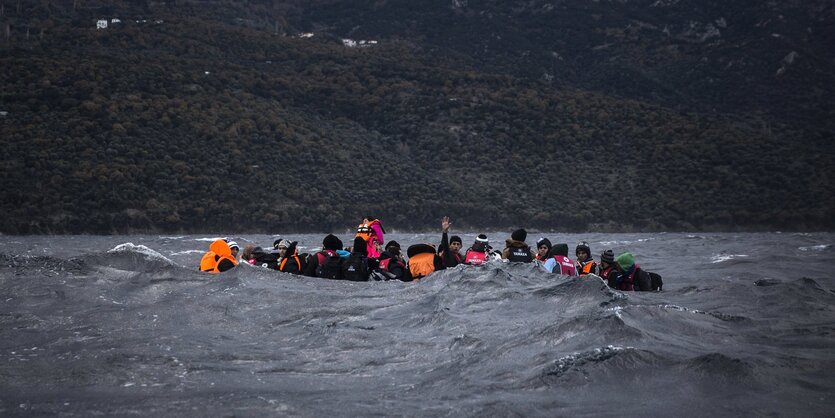 Flüchtlinge in einem Schlauchboot vor der griechischen Insel Lesbos