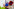 Kinderhand wird mit blauer Fingerfarbe angemalt
