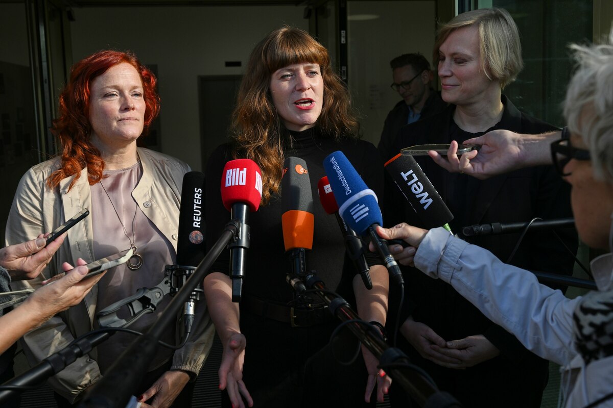 Das Bild zeigt die Parteivorsitzenden von LInkspartei, Grünen und SPD vor Journalistenmikrofonen