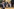 Baden-Württembergs grüner Ministerpräsident Cem Özdemir und sein Stellvertreter Manuel Hagel, beide mit Anzug und Brille, an ihren Sitzplätzen im Bundesrat. Auf der Tischfront vor ihnen steht „Baden-Württemberg“.
