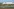 Ein ICE rollt durch die Landschaft