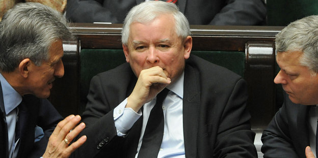 Jaroslaw Kaczyński mit zwei anderen Männern