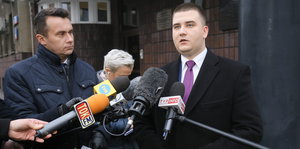 Der Büroleiter des Verteidigungsministeriums, Bartlomiej Misiewicz, stellt sich nach dem nächtlichen Überfall Fragen von Journalisten.