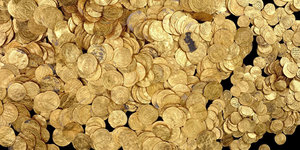 Goldmünzen liegen verstreut herum