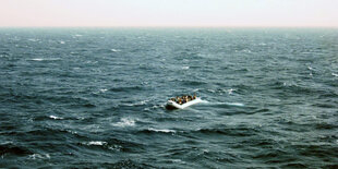 Ein Schiff mit Geflüchteten auf dem Mittelmeer.