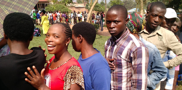 Wähler in Ruanda stehen in einer Schlange