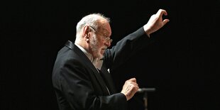 Kurt Masur in Dirigentenpose