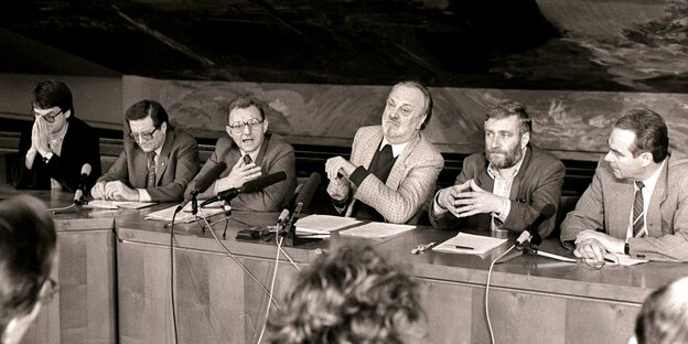 Kurt Masur und weitere DDR-Oppositionelle sitzen an einem langen Tisch. Kurt Masur und weitere DDR-Oppositionelle sitzen an einem langen Tisch.