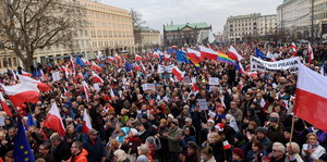 DemonstrantInnen auf einem Platz. Viele haben Polen- und Europaflaggen mitgebracht.