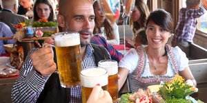 Pep Guardiola mit Bier auf dem Münchner Oktoberfest