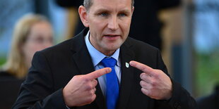 Björn Höcke gestikuliert