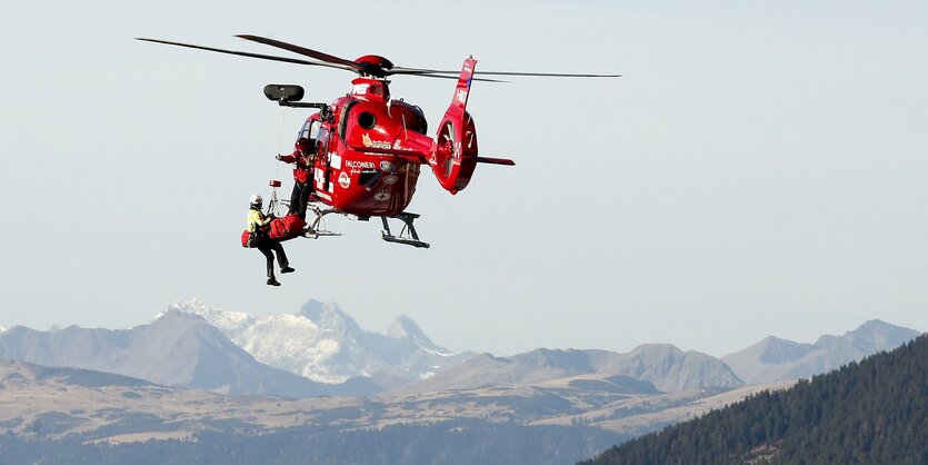 Matthias Mayer wird von einem Helikopter ins Krankenhaus gebracht.