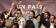 Pablo Iglesias umringt von Feiernden und Reportern.