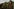 Drei Soldaten in Uniformen die schlaff und erdfarben vor Dreck sind blicken abgekämpft in die Ferne