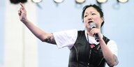 Margaret Cho mit Mikrophon