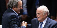 Platini und Blatter schütteln sich die Hand