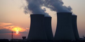 Zwei Türme eines Atomkraftwerkes, es steigt Rauch auf