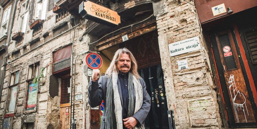 Leslie Mandoki in Budapest vor dem Szimpla, Kneipe und Kulturraum.