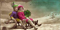 Zwei Kinder auf einem Schlitten, alte Postkarte