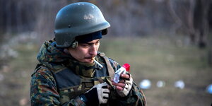 Ein ukrainischer Soldat steckt sich eine Zigarette an