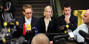 Wolfgang Heer (l-r), Anja Sturm und Wolfgang Stahl von Journalisten umringt.