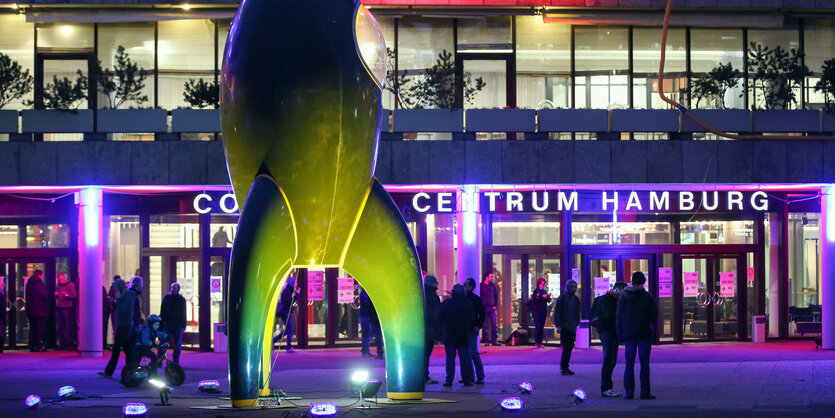 Menschen und eine Raketenatrappe vor dem Kongresszentrum 2012