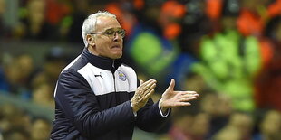 Claudio Ranieri applaudiert