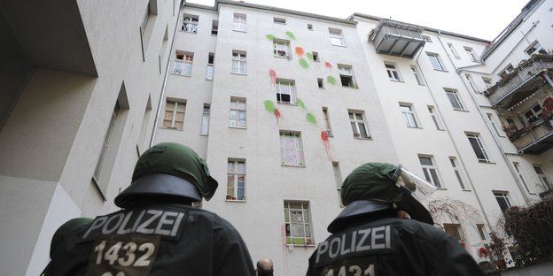 Polizisten vor einem Gebäude in Berlin