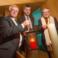 Drei Männer vor einer Kerze Drei Männer vor einer Kerze