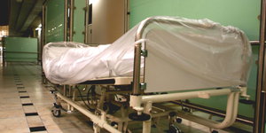 Ein leeres Krankenbett in einerm Krankenhausflur