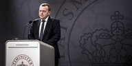 Dänemariks Premier hinter einem Rednerpult.