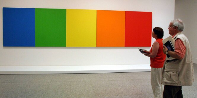 Museumsbesucher vor einem Werk von Ellsworth Kelly