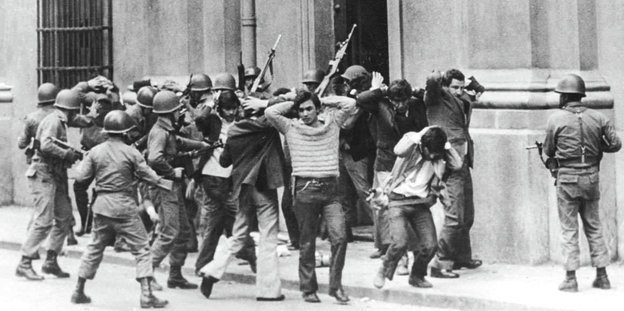 Mitglieder der Regierung Allende werden nach seinem Sturz von Soldaten festgenommen.
