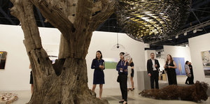 Kunstinteressierte stehen um den Weihnachtsbaum von Ai Weiwei herum.